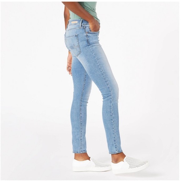 NWT Levi's DENIZEN Women's Mid-Rise
Skinny Jeans - Daybreak Light-wash Short - Picture 3 of 4